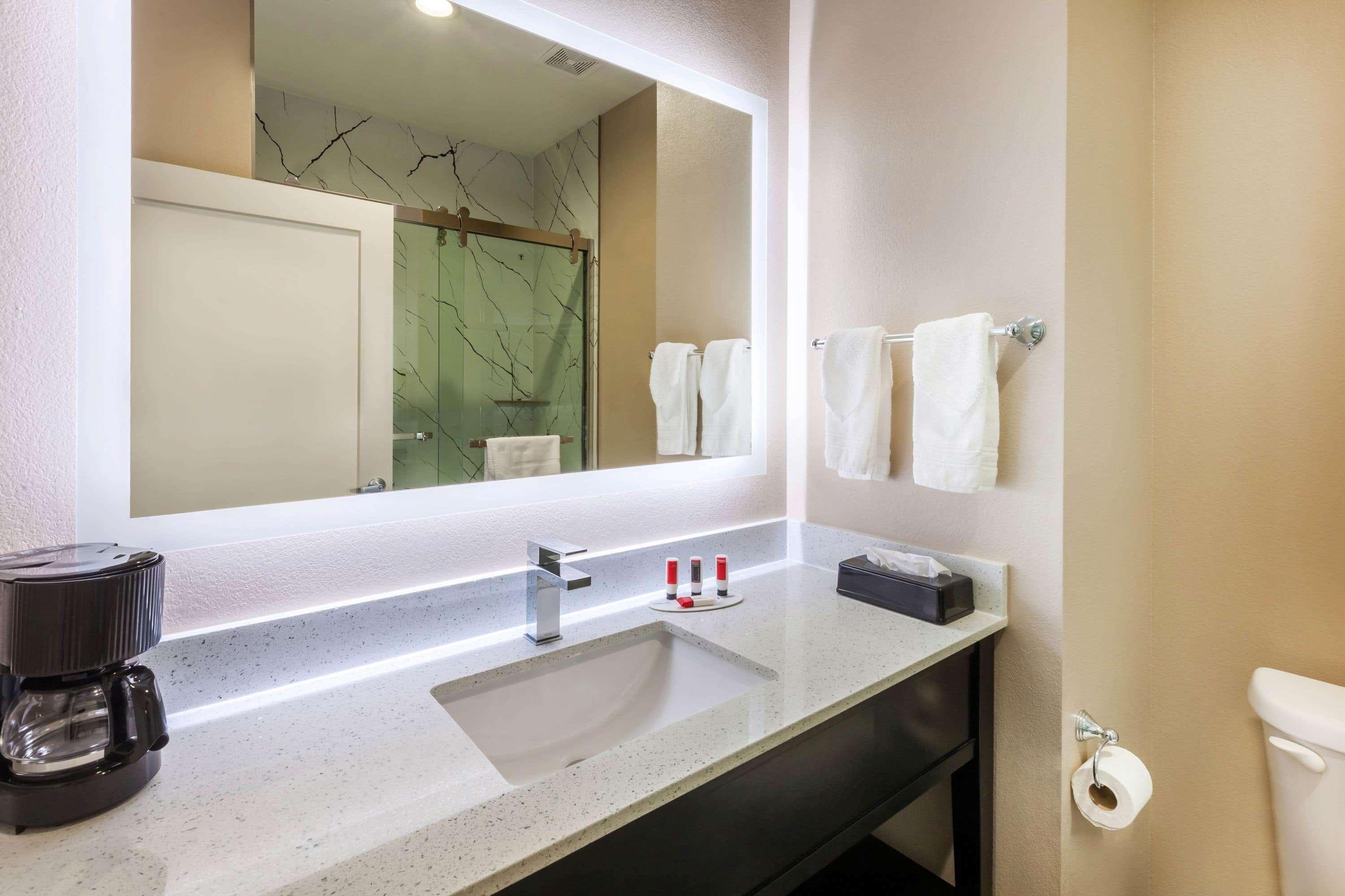 Super 8 By Wyndham Kingwood Houston North Hotel Porter Bagian luar foto
